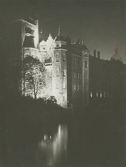 "Grüner Hut" des Stadtschlosses, angestrahlt bei Nacht während der Lichtwoche 1930