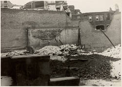 Blick von der Freitreppe auf die zerstörte Sommerbühnebühne des Rose-Theaters