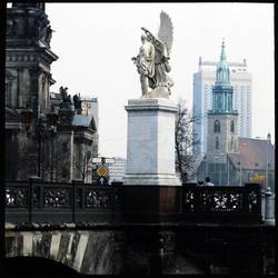 Schlossbrücke mit Blick zur Marienkirche und Hotel Stadt Berlin, links der Berliner Dom