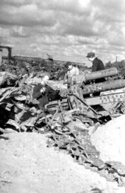 Mehrere Männer suchen Schrott aus den Weltkriegs-Trümmern.