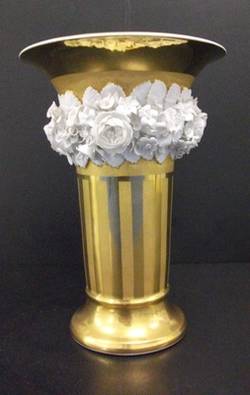 Trompetenvase, Blütendekor aus Bisquitporzellan;