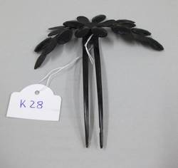 Schwarze Haarnadel mit Blütenzweig;