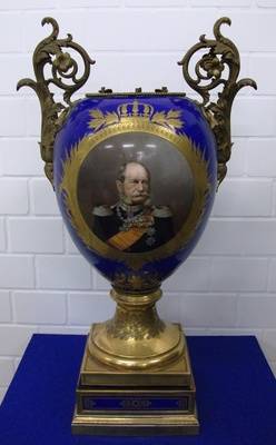 Amphoren-Vase, Bildnis Wilhelm I. von Preußen und Stadtansicht Berlin;