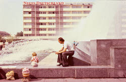 Vater mit Kindern an Springbrunnen