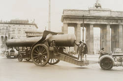Das größte Riesengeschütz, das nach dem Kriege gebaut wurde, in den Straßen Berlins