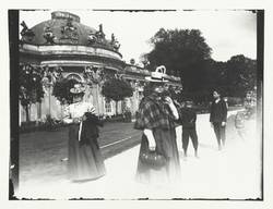 Hulda, Margarete, Walter und Hans Zille vor dem Schloß Sanssouci;