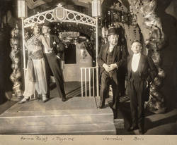 Szene mit Hanna Ralph, Hubert von Meyerinck, Albert Steinrück und Curt Bois in Bronx-Express;