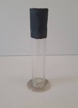 Reagenzglas mit Deckel aus Karton