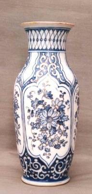 Vase, ornamentale Muster und Deutsche Blumen;