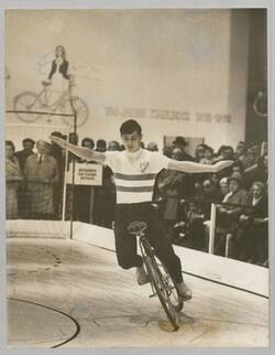 Am Sonntag schließt die Deutsche Industrieausstellung Berlin 1968 ... Kunstradfahren bei der Industrieausstellung Berlin 1968