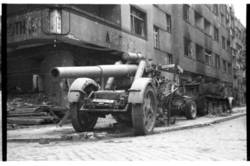 Liegengebliebener Mörser an der Düsseldorfer Straße, Ecke Sächsische Straße. (Sd.Kfz. 8 und Artillerie: 21 cm Mörser 18)