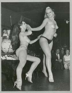 o.T. zwei Stripperinenn auf der Bühne - Clou der neuen Show im Eden-Saloon sind die Schwestern Danny und Coco...