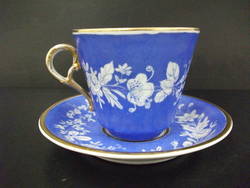 Tasse mit Unterschale, radierter Blütendekor auf blauem Fond