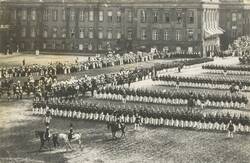 Parade des 1. Garde-Regiments zu Fuß [?] vor dem Stadtschloss Potsdam