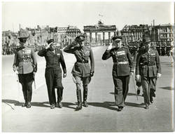 Die Kommandanten der vier Besatzungsmächte während der Parade der Alliierten;