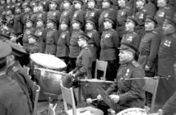 Konzert des Alexandrow-Ensembles auf dem Gendarmenmarkt. Der Soldatenchor auf der Bühne