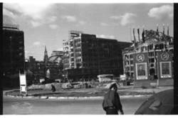 Alexanderplatz mit Blick nach Westen zur Marienkirche, Ruinen des Alexander- und Berolinahauses, rechts das zerstörte Kaufhaus Tietz, davor Transparente mit Bildnissen der sowjetischen Marschalle Tolbuchin und Konew; Mitte, sowjetischer Sektor