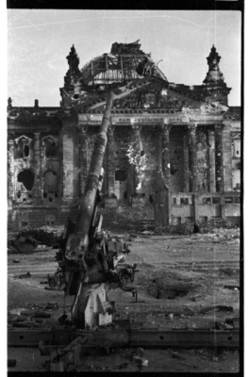 Reichstagsgebäude mit Flak-Geschütz 