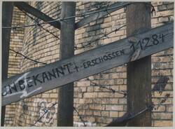 "An der Mauer, beim Fluchtversuch in den Westen, erschossen am 1.12.1984  hier: Nähe S-Bhf. Wollankstr. - Stadbezirk Bln. Pankow"