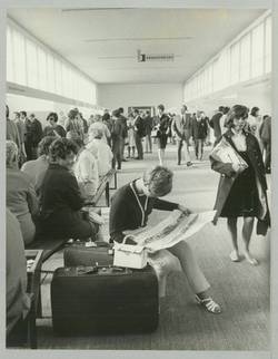 "Ankommende Teilnehmer in der Brandenburghalle". Turnfest 1968