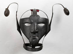 Schandmaske (Spottmaske) mit Eselsohren und Schellen sowie einer Teufelslarve;