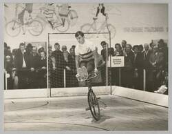 "Bernd(17), Blitz-Neukölln". Kunstradfahren bei der Industrieausstellung Berlin 1968