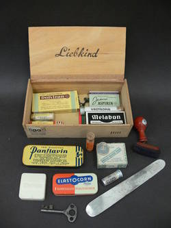 Kiste mit verschiedenen Medikamenten aus der St. Rupertus-Apotheke Kreuzberg
