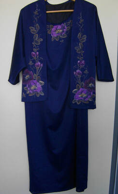 Violettes, wadenlanges Damenkleid mit Blütenmalerei (Rosen) auf der Brustpartie