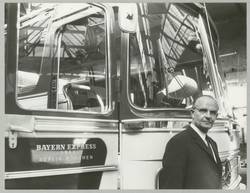 o.T., Fahrer eines Fernbusses des Bayern Express an seinem Fahrzeug