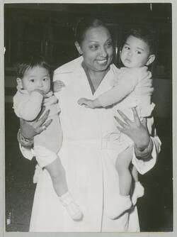 o.T., Josephine Baker mit 2 Adoptivkindern auf dem Arm