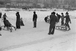 Kinder im Schnee. Berlin Mitte
