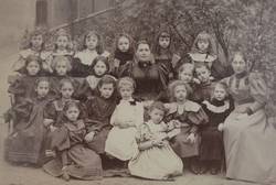 Gruppenfoto mit 19 Mädchen und 2 Frauen