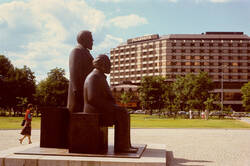 Marx-Engels-Forum. Denkmal. Im Hintergrund das Palasthotel
