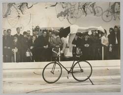 "Margit(13), Spandauer Radsportverein". Kunstradfahren bei der Industrieausstellung Berlin 1968