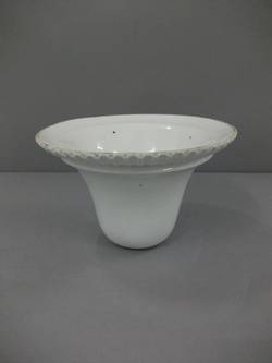 Kelchförmiger Teil einer Vase, Reliefdekor
