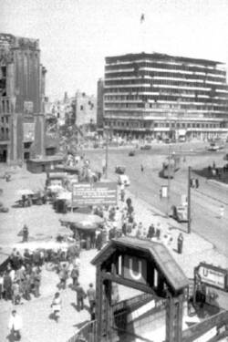 Potsdamer Platz mit Unterschriftenständen für das Volksbegehren zur deutschen Einheit vom 23. Mai bis 13. Juni 1948
