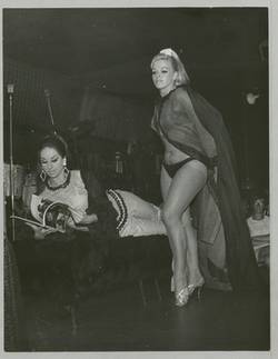 o.T. zwei Stripperinenn auf der Bühne - Clou der neuen Show im Eden-Saloon sind die Schwestern Danny und Coco...