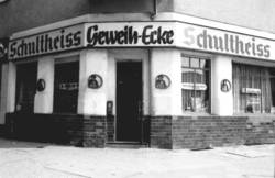 o.T., Eck-Kneipe/Lokal/Gaststätte "Geweih-Ecke" mit Werbung für Schultheiss-Bier