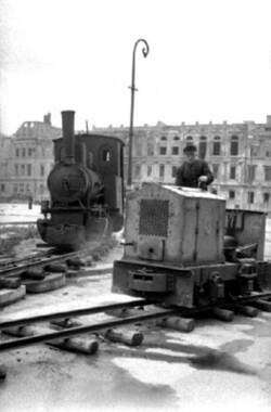 Dampflok und Diesellok auf Behelfsgleisen der Trümmerbahn