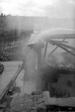 Propangasexplosion in Berlin-Charlottenburg. Löscharbeiten auf einem Hausdach
