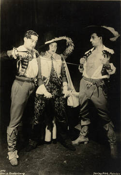 Szene mit Max Hansen, Trude Hesterberg und Siegfried Arno in "Drei Musketiere" im Großen Schauspielhaus Berlin 1929/1930