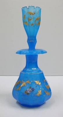 Blauer Flakon mit floraler Aufglasurmalerei;