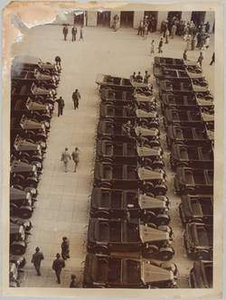 Olympia 1936. Delegation-Autos geparkt am Südtor des Reichssportfeldes.