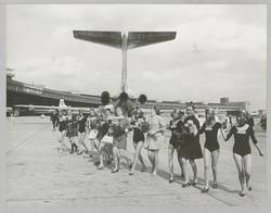 In Begleitung von Showmaster Lou van Burg und der Bluebell-Lady trafen heute mittag die Bluebells auf dem Flughafen Tempelhof ein
