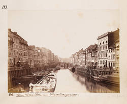 Blick von der Inselbrücke in die Friedrichsgracht mit der Bebauung von Neukölln am Wasser;