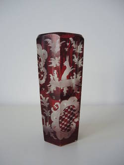 rot lasiertes Schnapsglas mit floralem Muster und Tierdarstellungen