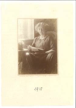 Bildnis Charlotte von Winterfeld (1891-1945), lesend am Fenster sitzend