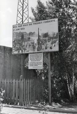 Potsdamer Platz. Westseite, am Fuß der Aussichtsplattform mit Plakat zum Gedenken an den 17. Juni 1953