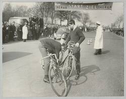 o.T., Fahrradpanne(?) beim "Radrennen für Jedermann"