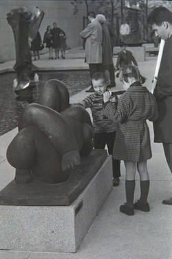 Nationalgalerie - Kinder betrachten eine Skulptur